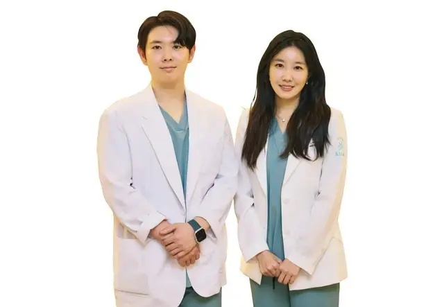 まるで韓国ドラマから抜け出てきたような美男美女、キム・ヒョンオク代表院長(右)とチェ・ホヨン院長(左)。ふたりとも経験豊富かつ、技術もハイレベル