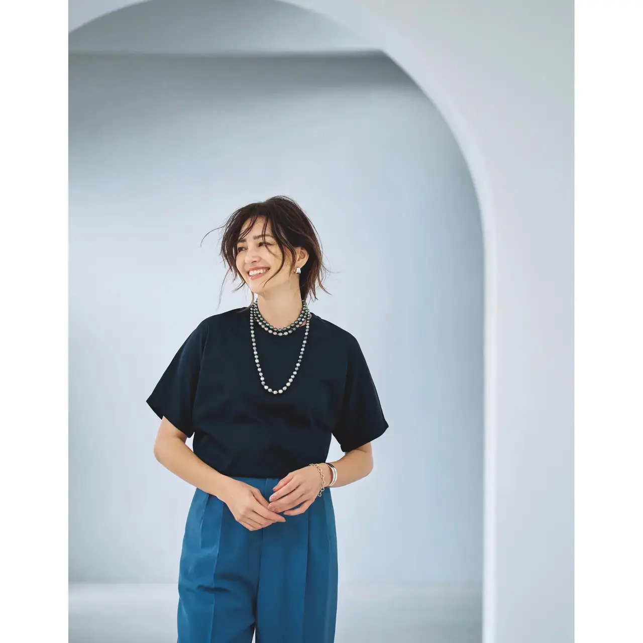ネイビーTシャツ×ブルーパンツの寒色グラデ配色で、みずみずしく洗練された着こなしに。