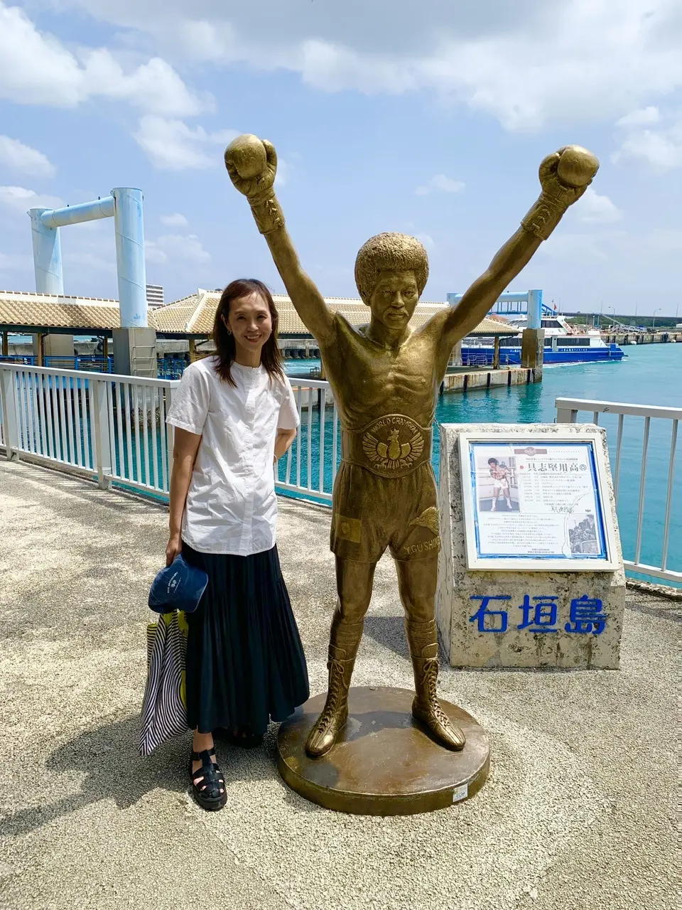 石垣島　船ターミナル　具志堅用高銅像