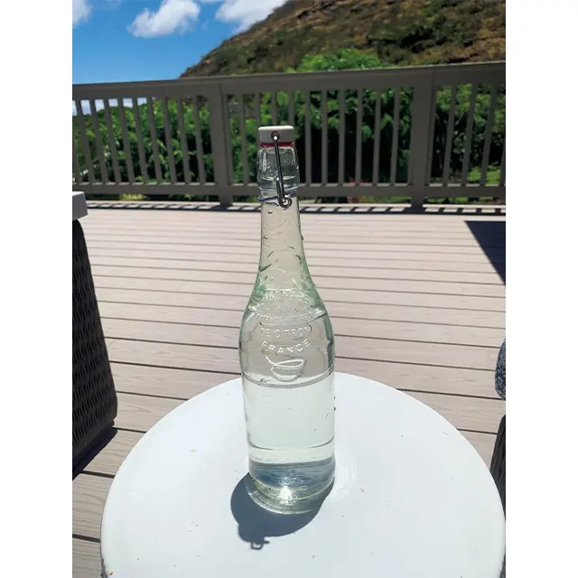 水をガラスのボトルに入れて、太 陽の光に当てて温めるのがお気に入り。