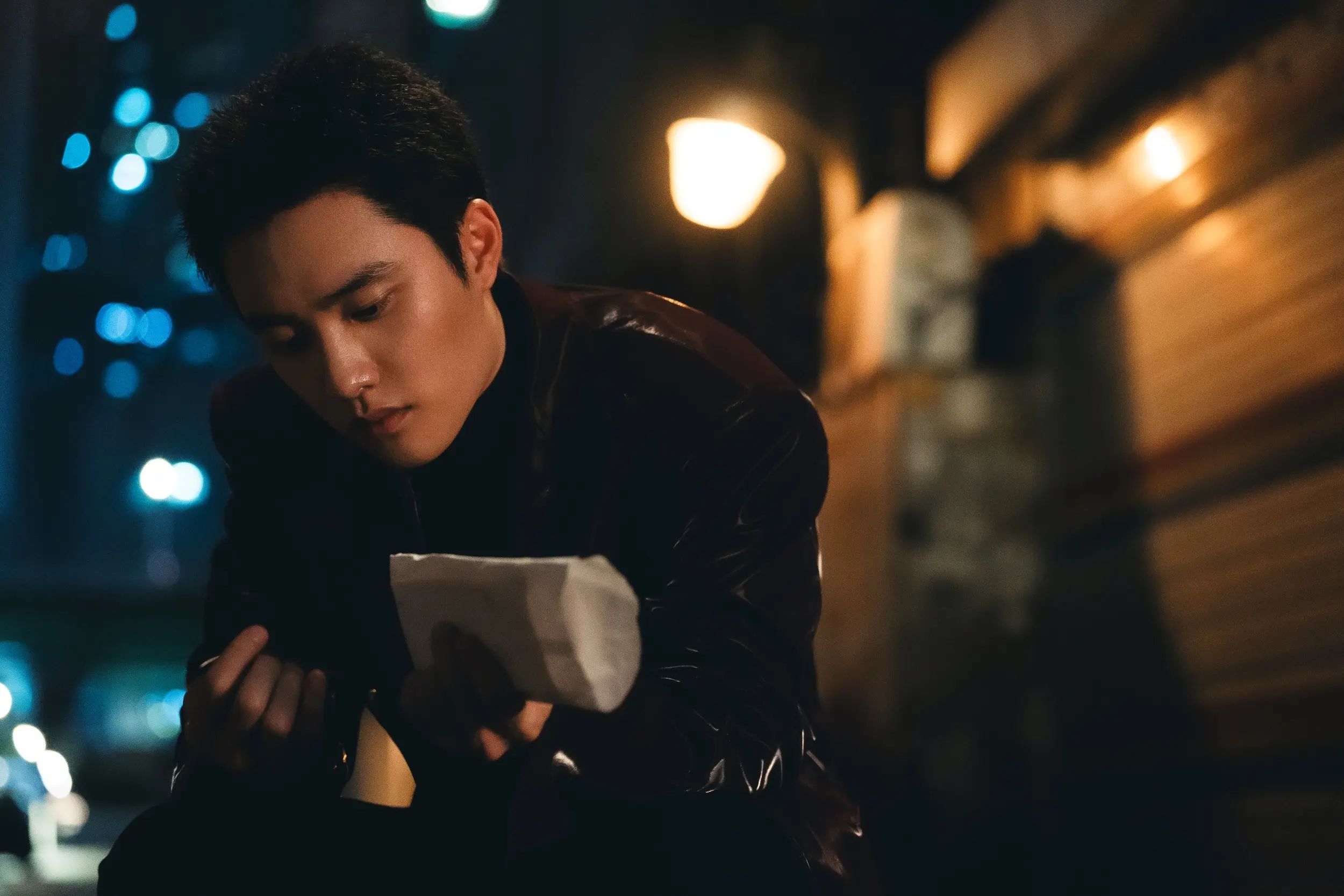 韓国ドラマ　『捏造された都市』 ド・ギョンス（EXO D.O）　ディズニープラス スターで独占配信中  (C)2025 Disney and its related entities 