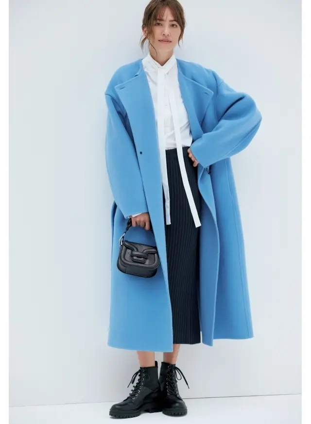ほどよい張り感を備えたキレのいいブルーのコート