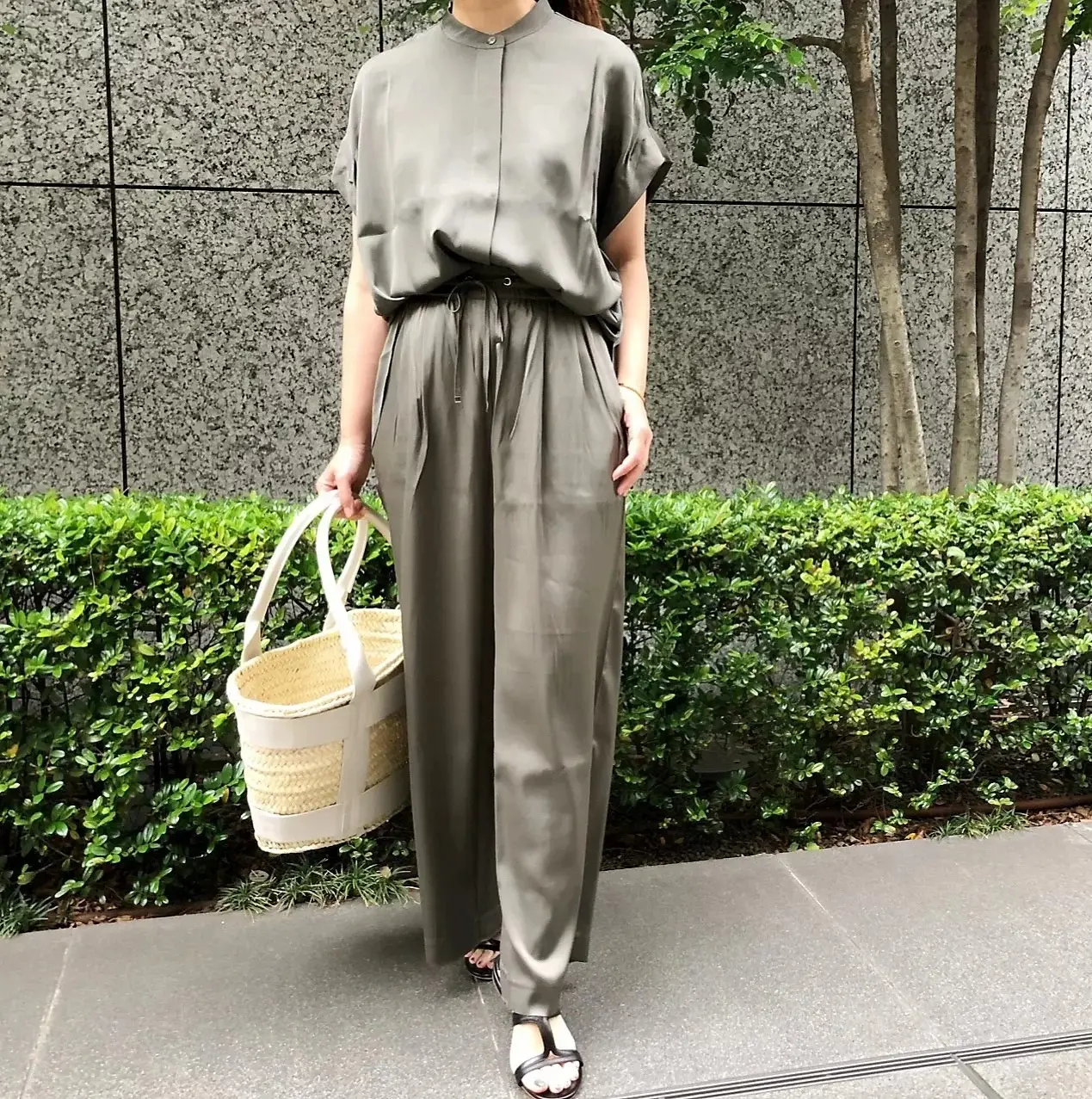 【50代 ブラウス】いちばん使える！ 1着で“涼やかエレガンス”を叶える『とろみブラウス』主役の品格コーデ20選_1_7