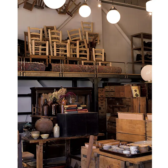 家具は日本の明治から昭和期のものが多い