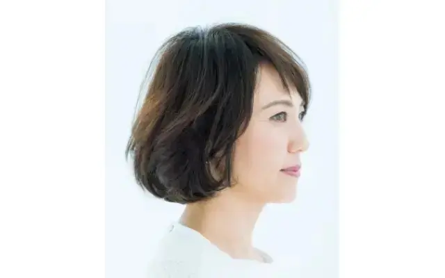中央の短いWバングで小顔ボブ