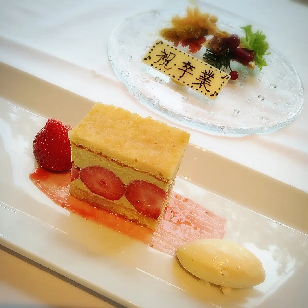 アルカナ東京のランチ、デザート、苺とピスタチオのケーキ