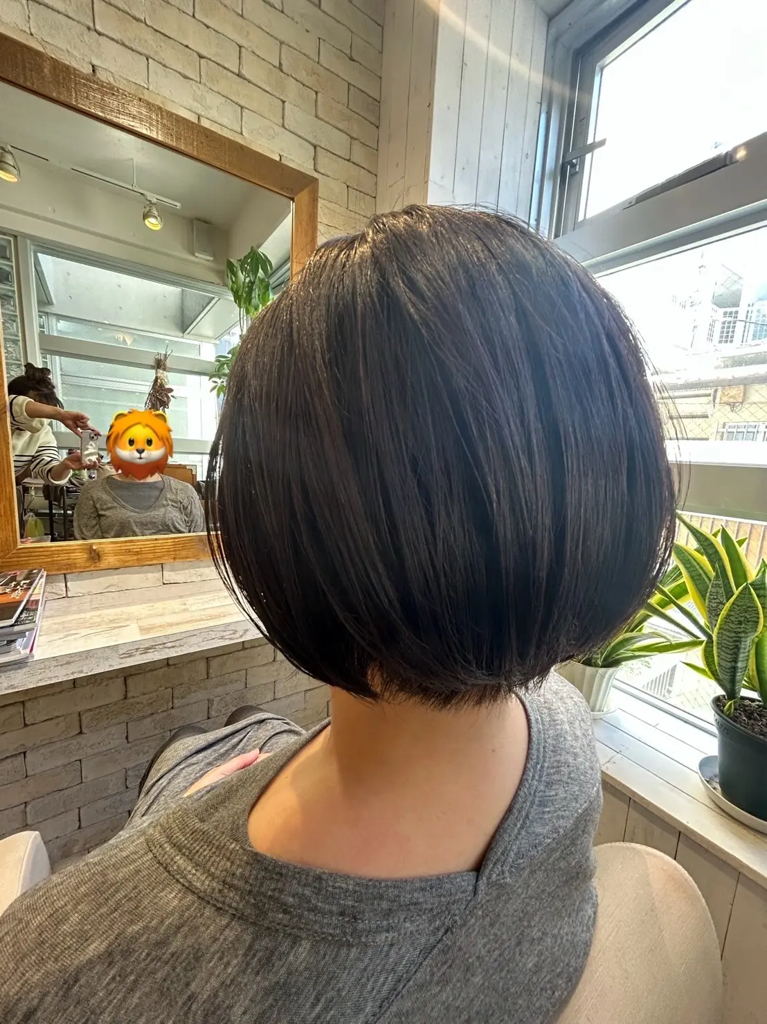 ヘアカット後のスッキリしたヘアを左側から