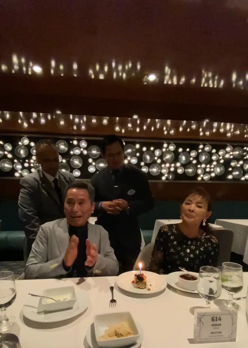 アンセムオブザシーズのレストランで喜寿祝いしてもらう夫婦