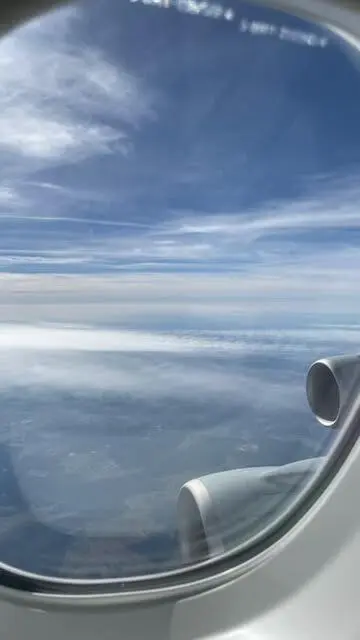 飛行機の窓から
