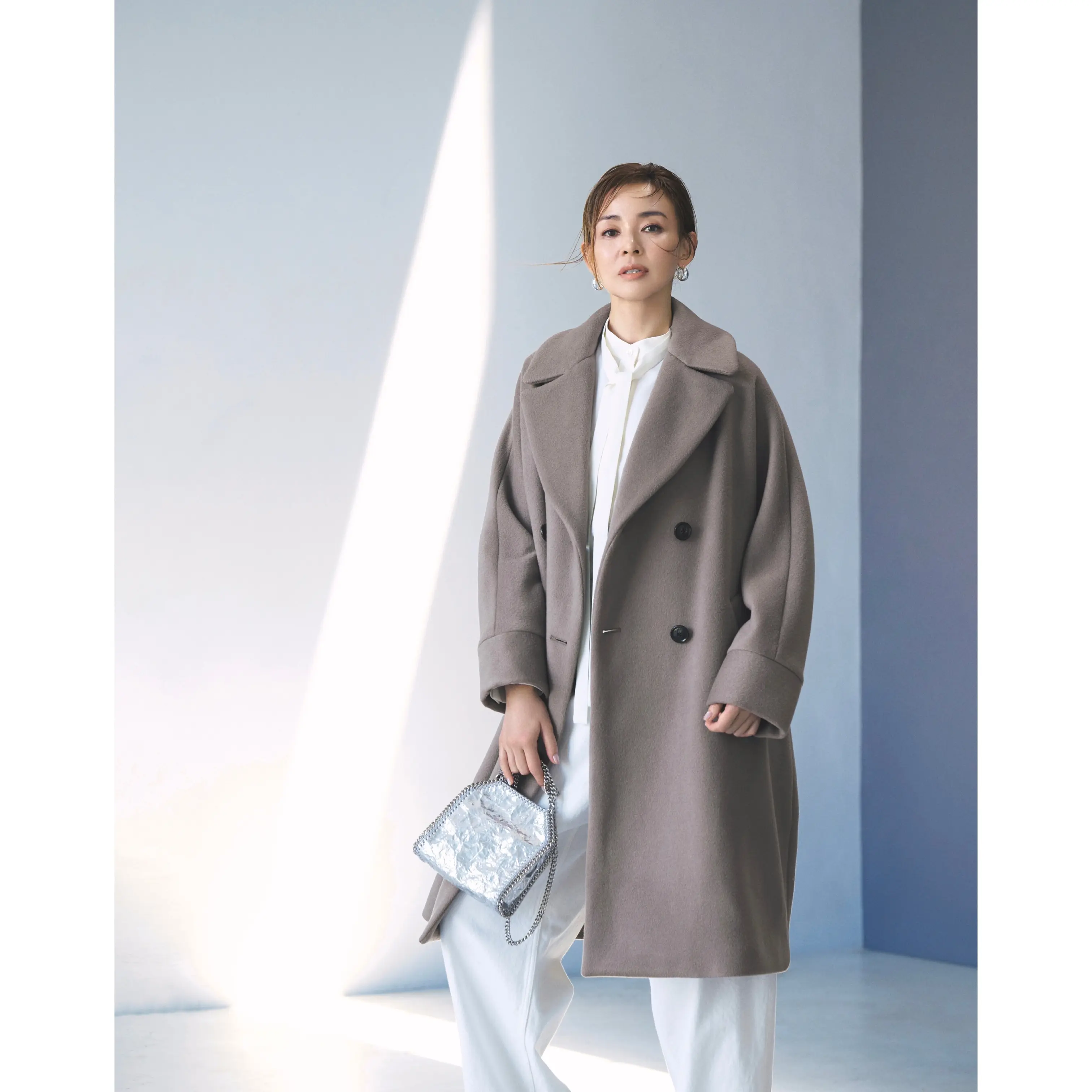 グレーウールロングコートに白ボウタイブラウスと白パンツを合わせたコーディネート　モデル・SHIHO