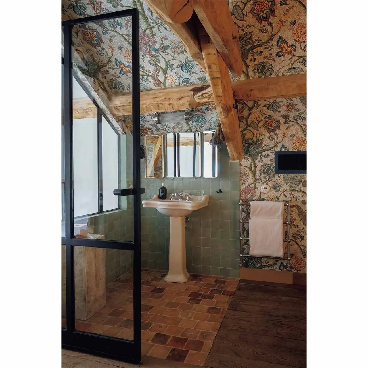 レ ストランに隣接した宿泊エリアは、客室 ごとに雰囲気の異なるインテリア。それ ぞれに趣おもむきがあり、まるで別荘にいるかの ようなアットホーム感も魅力