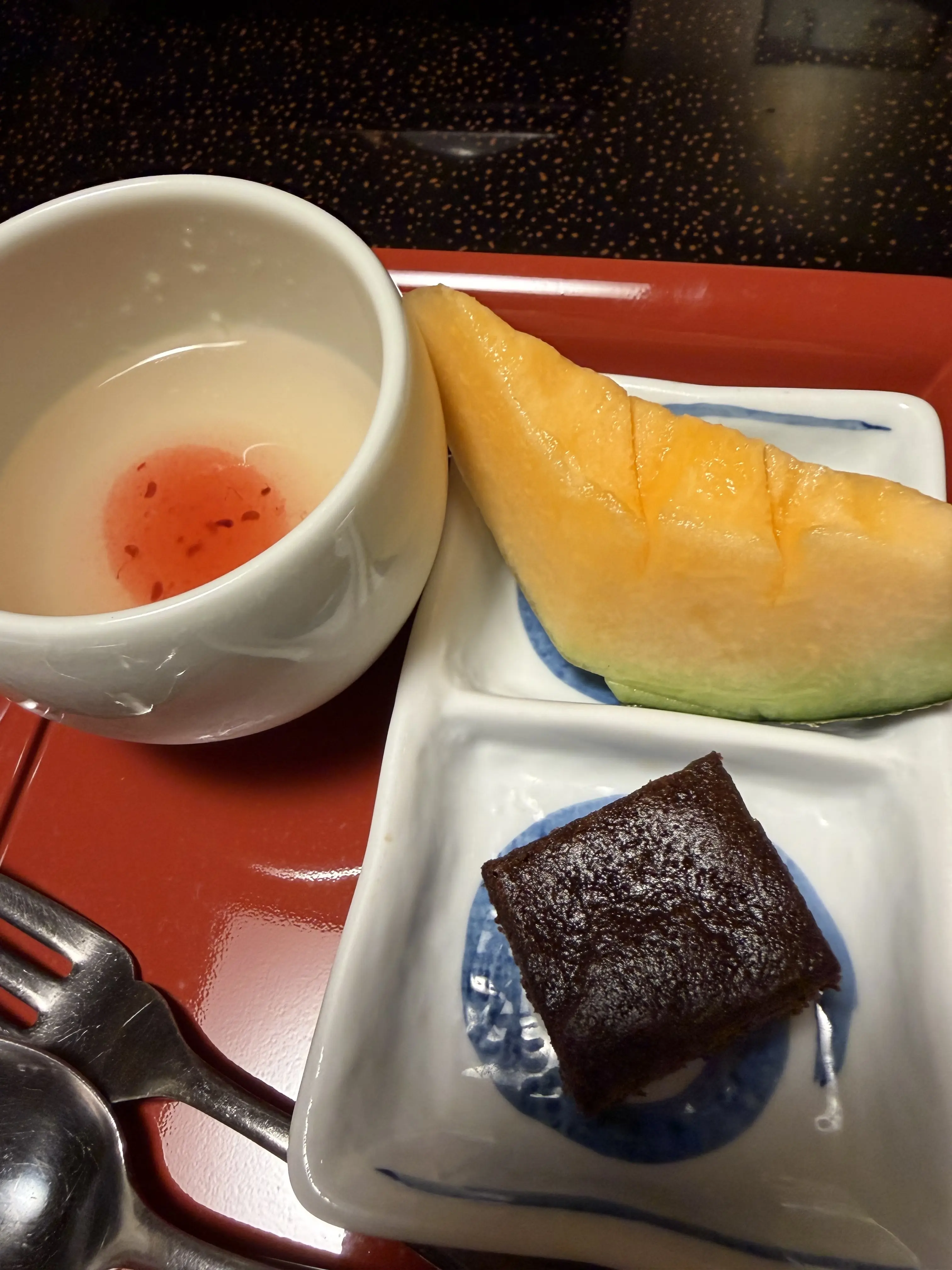 メロン、ガトーショコラあ、ゼリーなど豪華なデザート