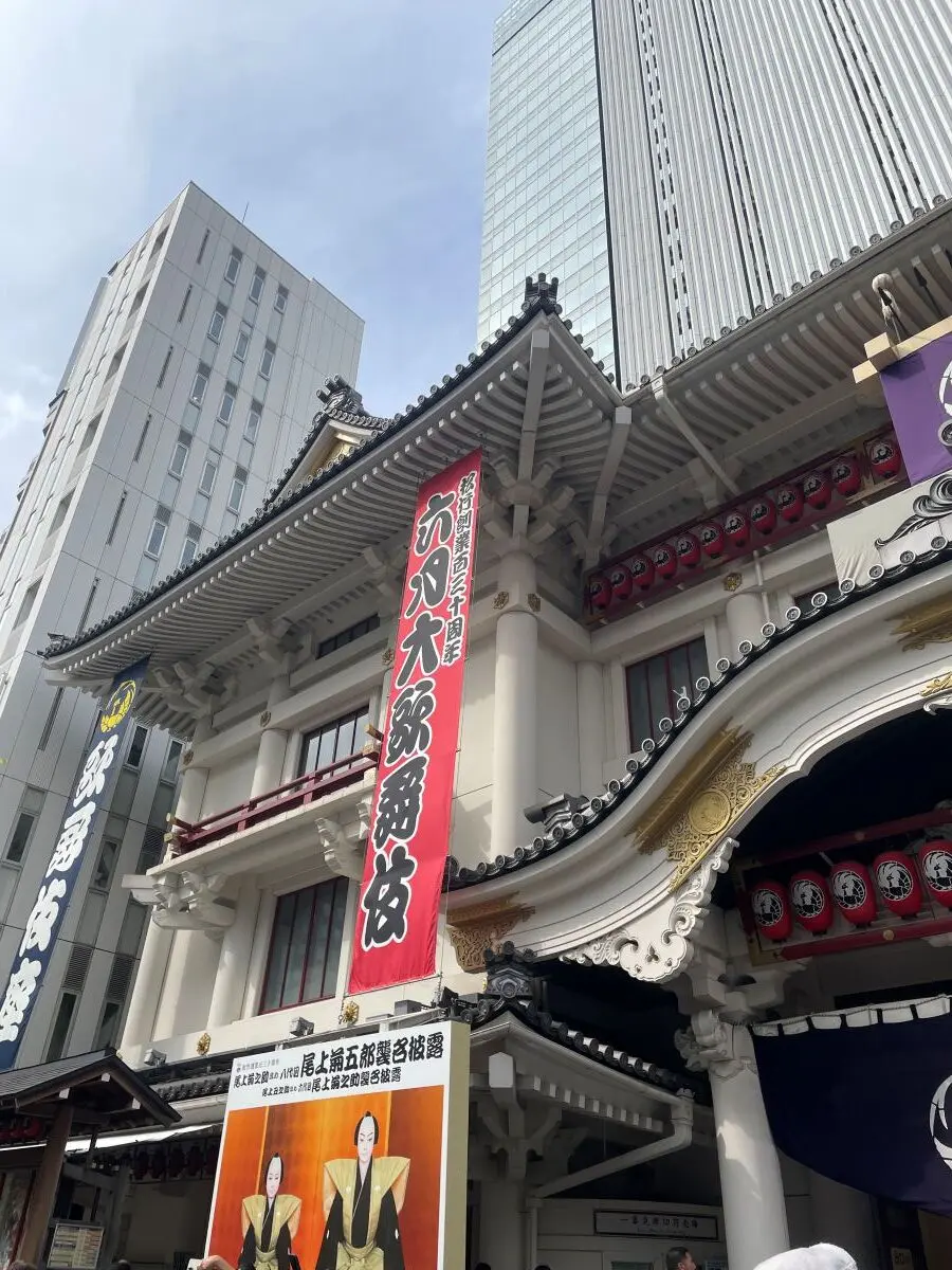 歌舞伎座の外観「六月大歌舞伎の垂れ幕」