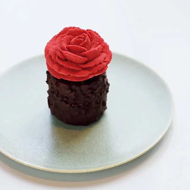 イチ ゴとホワイトチョコレート のクリームを合わせた赤い 薔薇のケーキは、テイクア ウトもできる