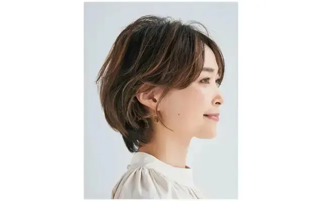 大人に似合うセンターパートが今っぽいショートボブ