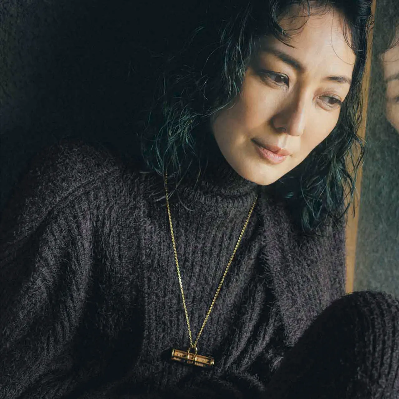 上質感ある「ロロ・ピアーナ」のニットを使ったリラックスコーデ