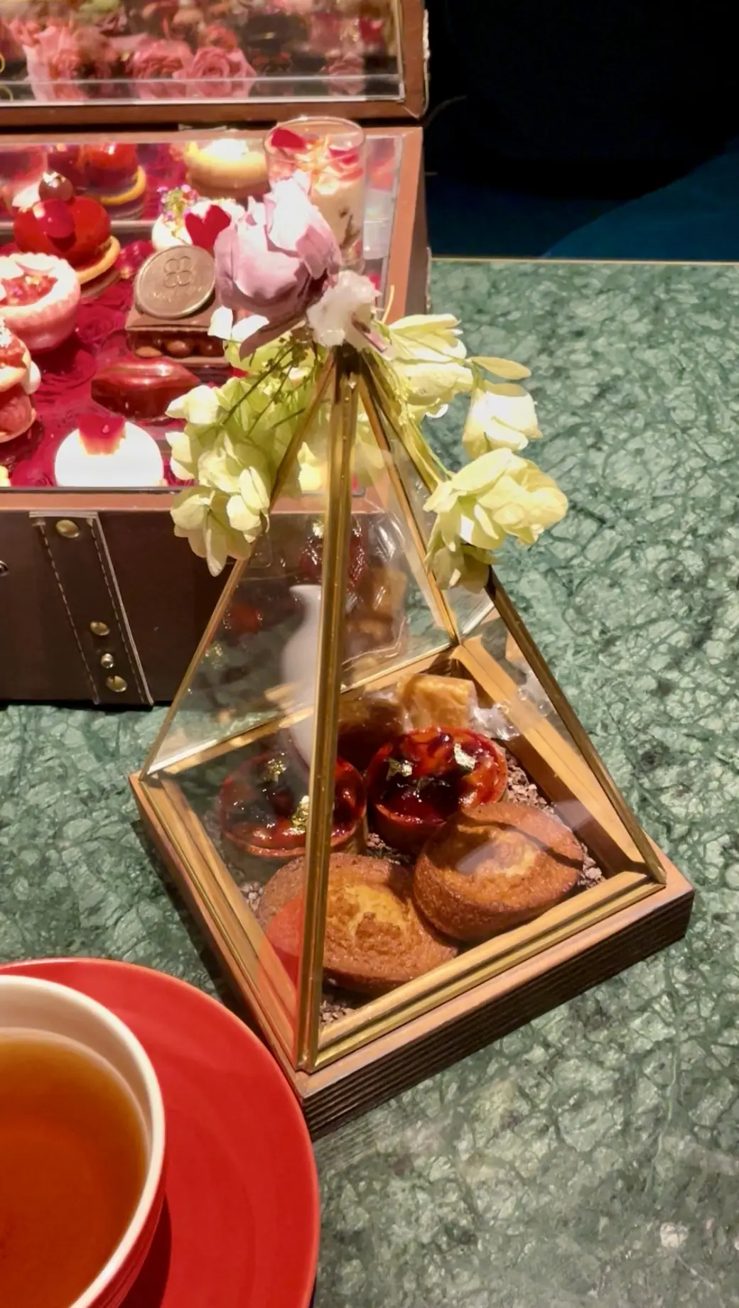お洒落バー、お洒落カウンター、お洒落、お洒落な店内、お洒落スイーツ&amp;バー、ボトルキープ、間接照明、お洒落照明、Constellation.、SweetscafeBAR、バー、スイーツバー、入り口、通路、廊下、プロローグ、モダン、ブルーライト、間接照明、エピローグ、幻想的、幻想的カウンター、カウンター、カウンターバー、スイーツ&amp;バー、内装、店内、バー店内、薔薇、フラワーアレンジ、薔薇ランチョンマット、フラワーランチョンマット、カトラリー、個室、落ち着く、落ち着く個室、フィナンシェ、タルト、チェリー、チェリータルト、ピスタチオ、生キャラメル、生塩キャラメル、トリュフ、ナッツ、キャラメル、和食器、お皿、皿、和皿、モダン和皿、和モダン、大理石、大理石テーブル、トランク型アフタヌーンティー、こし、モダン、モダンな店内、お洒落店内、お洒落カフェ、お洒落バー、お洒落スイーツ、トランクアフタヌーンティー、トランク型スペシャルコース、トップス、スカート、フラットシューズ、ロングヘア、シルバーパンプス、シルバーシューズ、シューズ、カウンター、バーカウンター、バー、幻想的、いい雰囲気、お洒落、お洒落な店内、店内、お洒落な内装、お洒落バー、お洒落なバー、お洒落カウンター、お洒落バーカウンター、お洒落ライト、お洒落照明、お洒落な照明、ピンクスカート、ピンクロングスカート、ピンクマキシスカート、白いトップス、白ニット、サマーニット、白サマーニット、tops、NANO universe 、skirt、MID&#039;OR 、flat shoes、アフタヌーンティー、薔薇、ローズ、ローズアフタヌーンティー、薔薇アフタヌーンティー、スイーツ、隠れ家、スイーツ&amp;バー、横浜、横浜アフタヌーンティー、横浜グルメ、グルメ、横浜スイーツ、横浜カフェ、カフェ、スイーツ、トランク、カップ、カップ&amp;ソーサー、ポット、オリジナルブレンドティー、焼き菓子、生キャラメル、生塩キャラメル、トリュフ、フィナンシェ、タルト、チェリー、、ピスタチオ、チェリータルト、