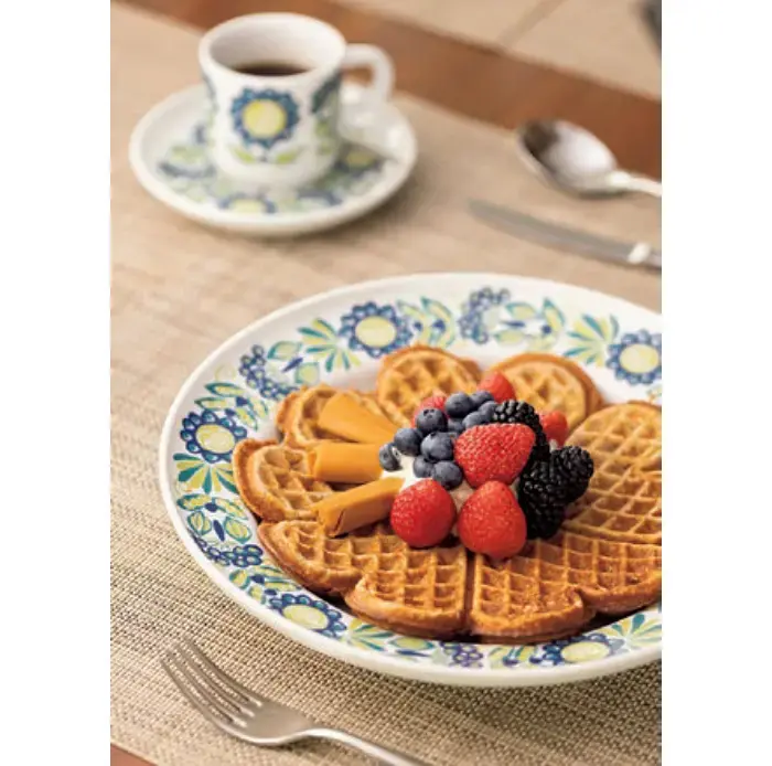 ノルウェー名物のワッフルも人気。器もノルウェーの老舗ブランドのもの