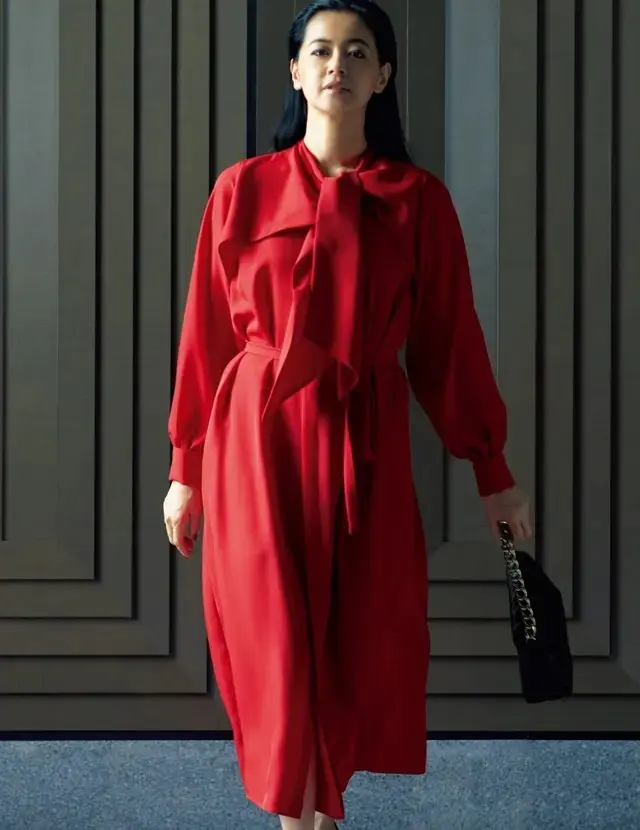 女優・黒谷友香さんがきりりと着こなす「ハイク」の赤ワンピース