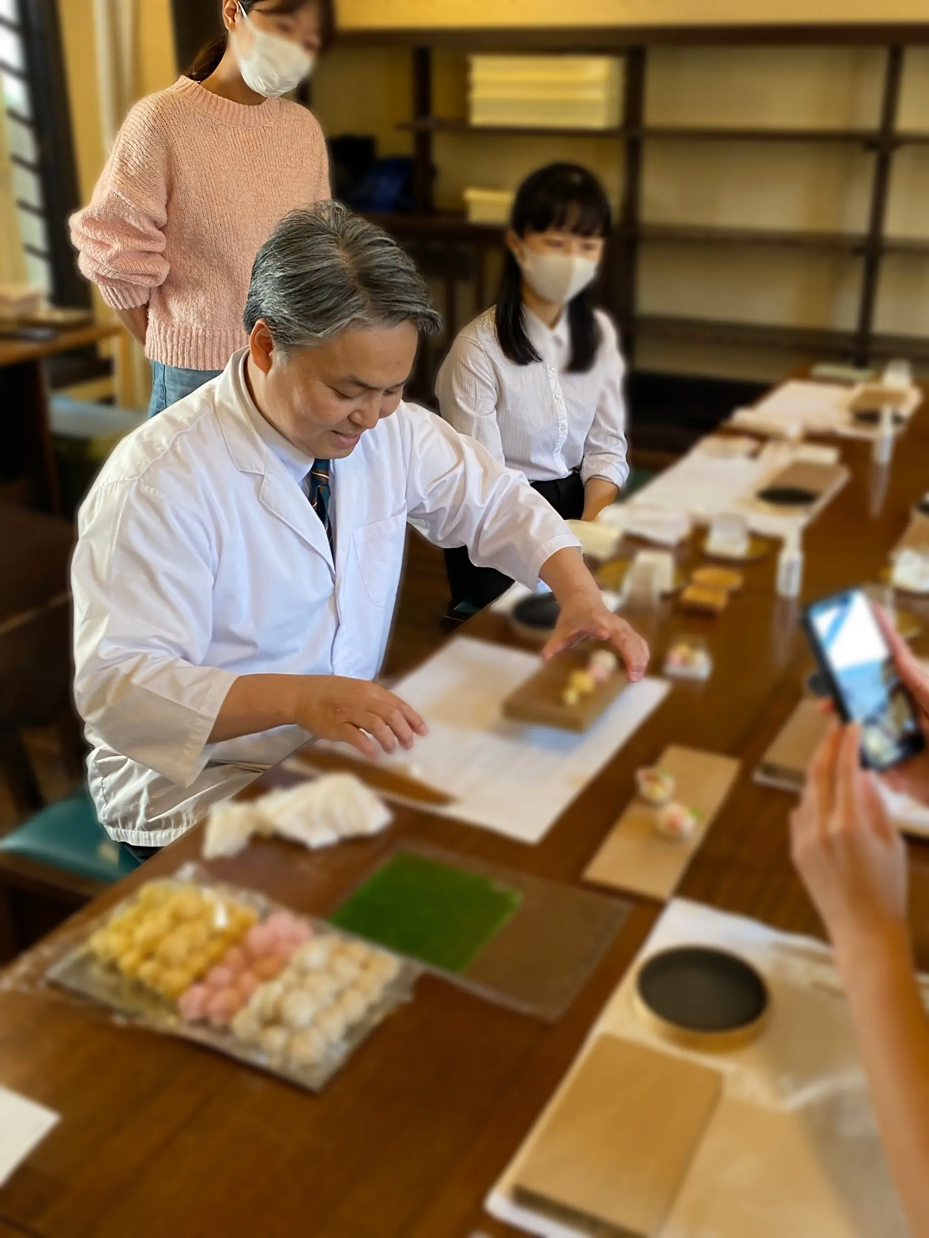 和菓子講座で職人の先生が練り切りの実演を行っている様子。