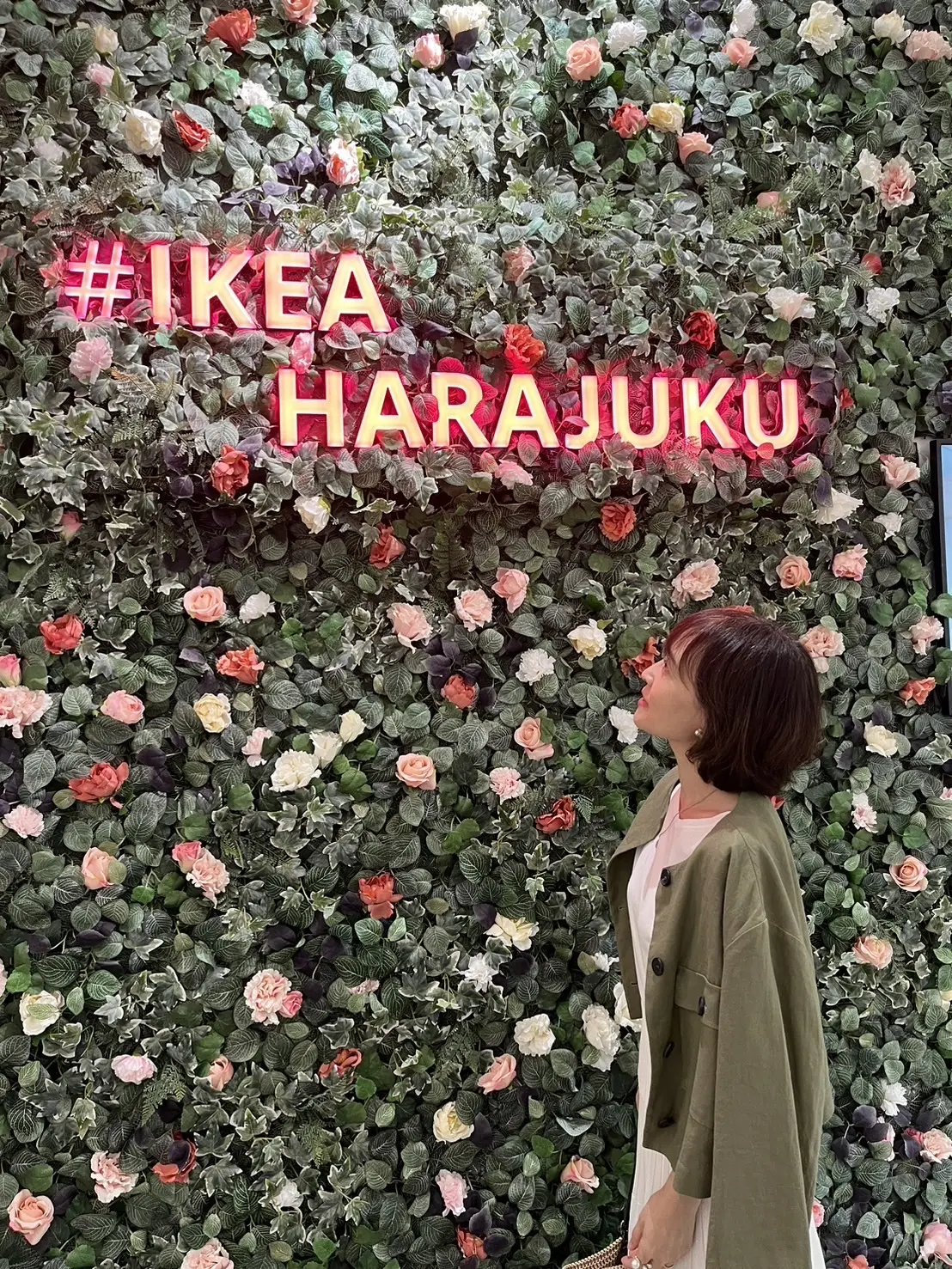 IKEA　HARAJYUKUでバラのオブジェと女性