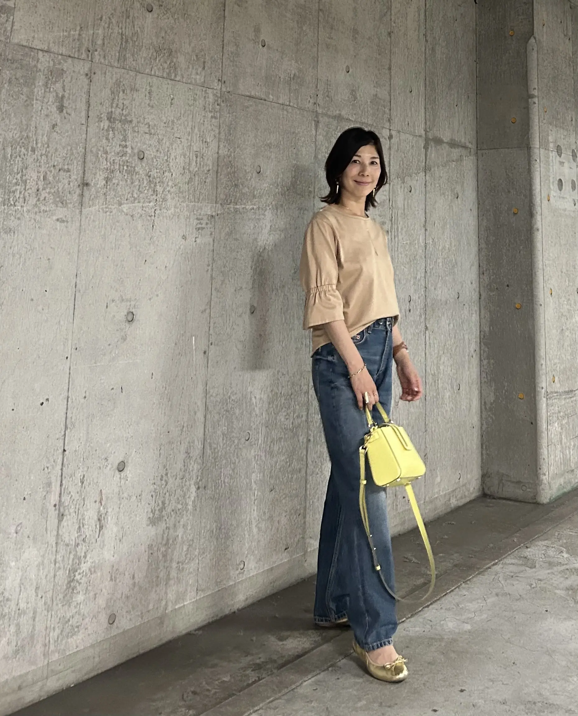 ワンウォッシュのワイドデニムにバックシャンなtopsで可愛らしく。_1_1