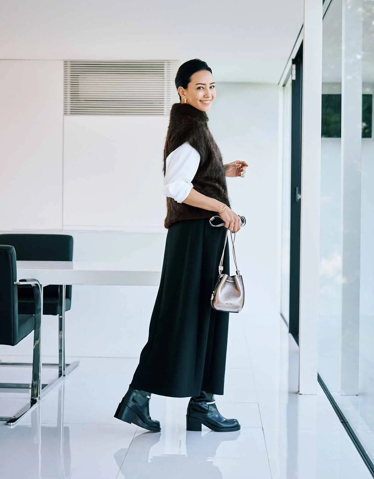 カシミヤの豊かなボリュームは、 　　ベストで取り入れるとすっきり