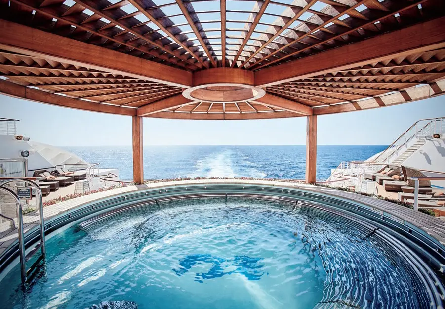 50代 大人のひとり旅 おすすめ　クルーズ　船　豪華客船　ダイヤモンド・プリンセス　オーシャンビューの展望浴場「泉の湯」も大人気