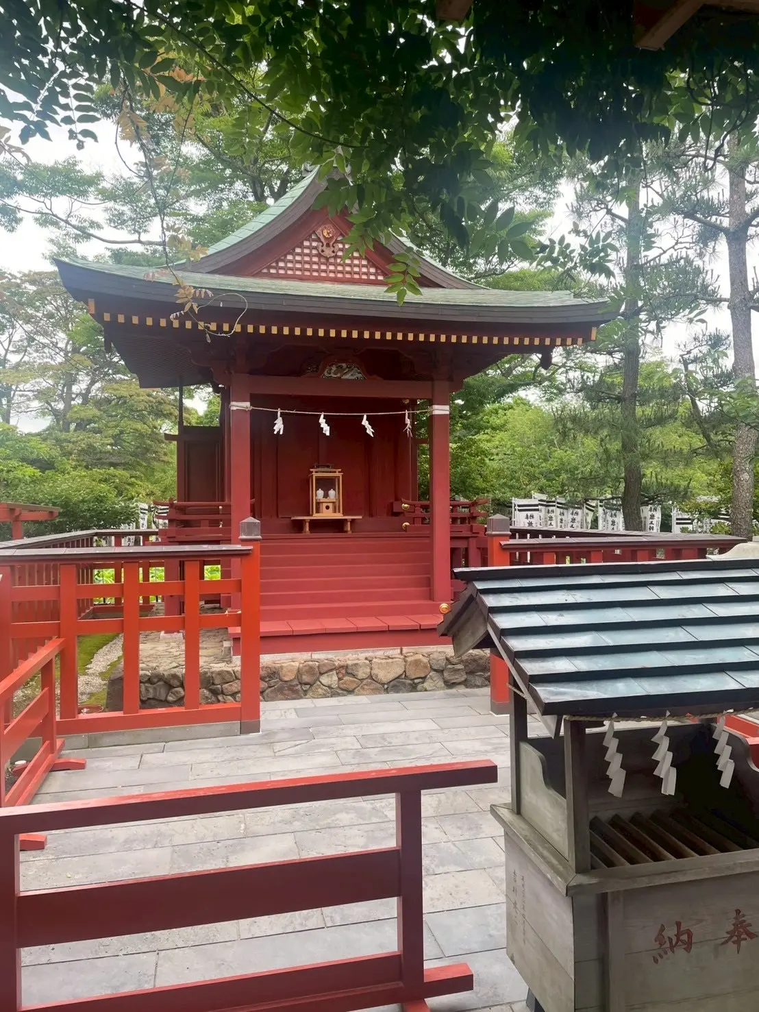 鶴岡八幡宮の旗上弁財天社