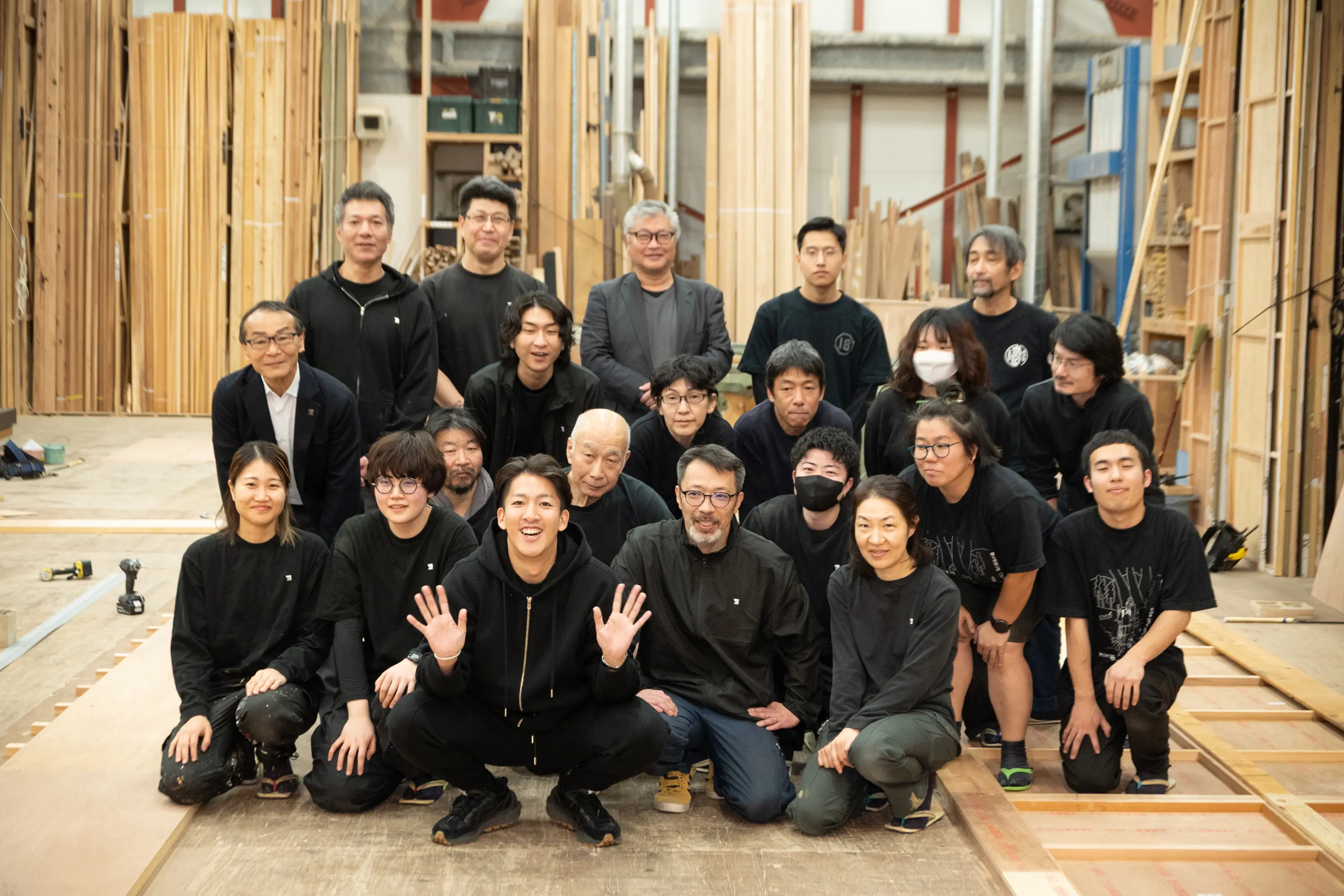 歌舞伎俳優　尾上右近　大好きな大道具の皆さんと記念撮影