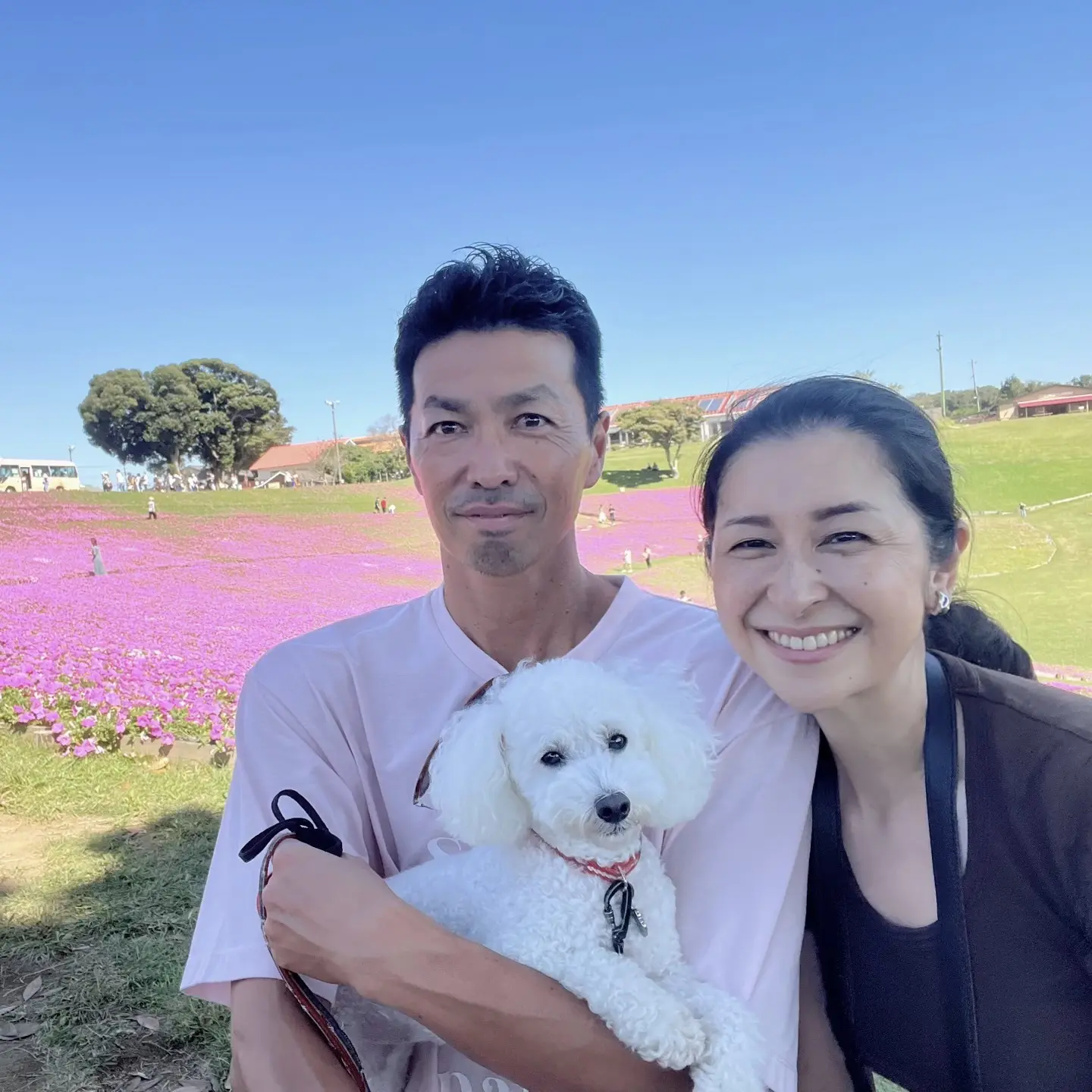 千葉県の「マザー牧場」内にある花畑をバックに家族で記念撮影