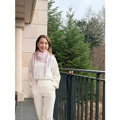 倉爪佐和さんのカシミヤ三角ストールコーデ