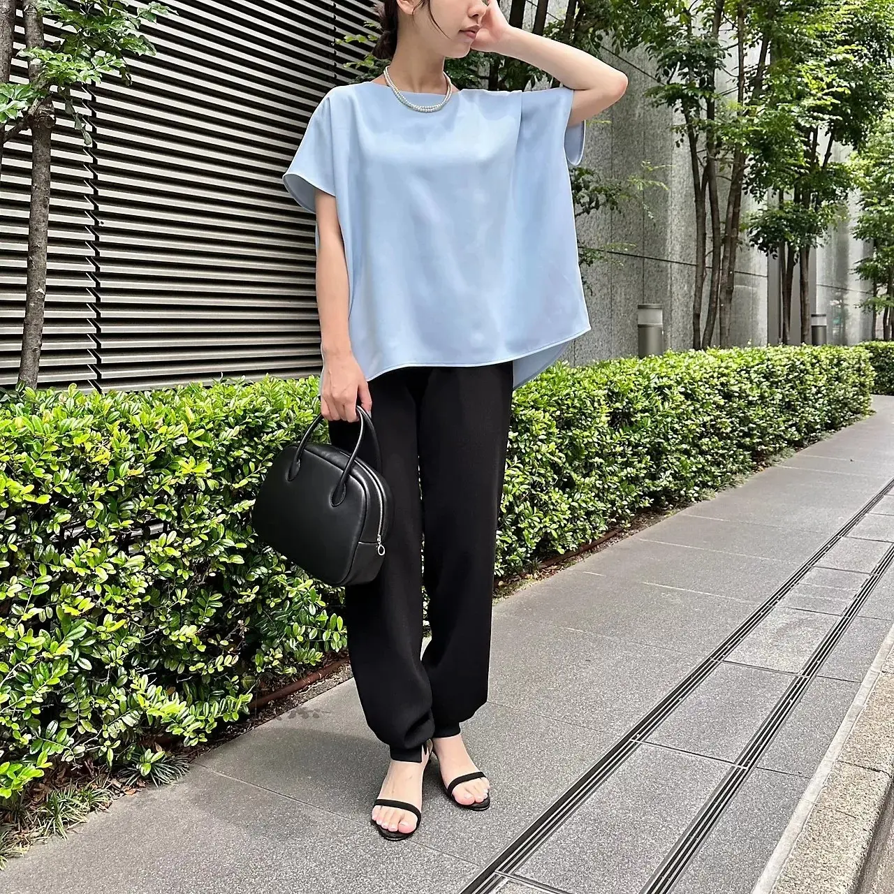 【50代 ブラウス】いちばん使える！ 1着で“涼やかエレガンス”を叶える『とろみブラウス』主役の品格コーデ20選_1_11