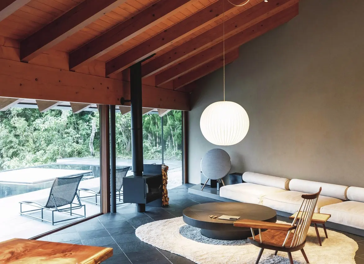 ソファの付近には 暖炉もある