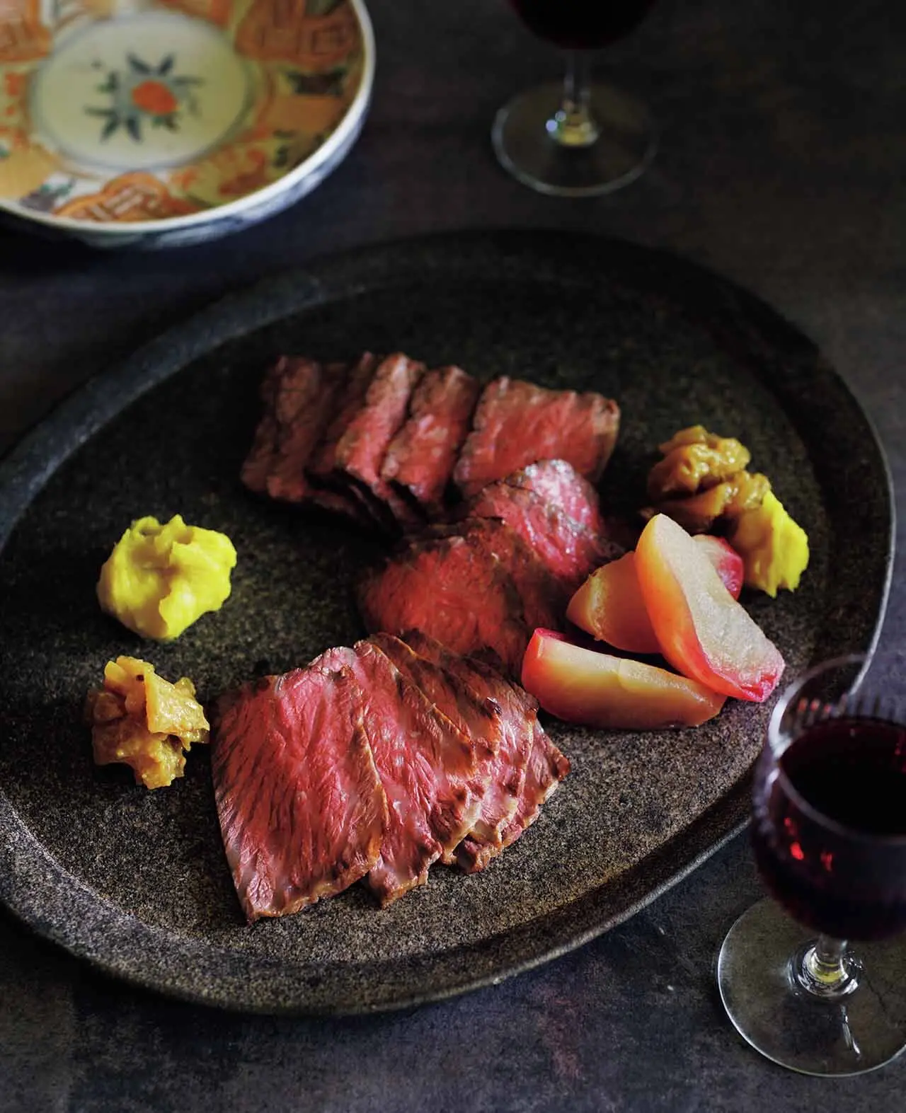 レアよりややしっかりめ、芯まで均一な＂大人の火入れ＂ が上品なローストビーフ。 和洋の付け合わせは、鮮やかな黄金色や、縁起ものでもある柚子のかぐわしさが雅。