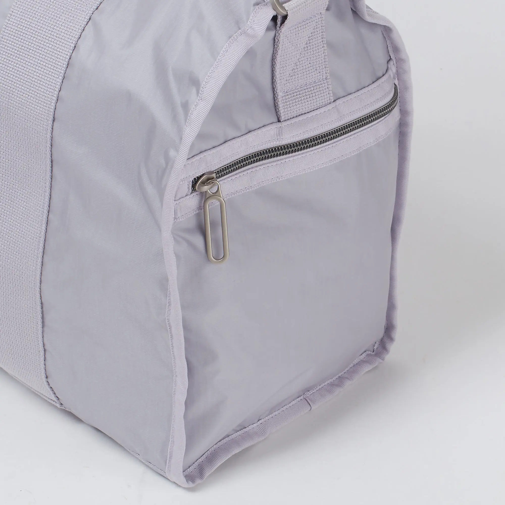 スマートトラベラーに人気のバッグにエクラ別注カラーが！ 「LeSportsac×éclat」のミディアムダッフルバッグ_1_5