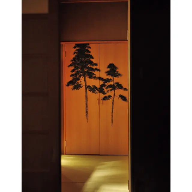 離れの扉には今注目の現代画家、 眞壁陸二さんの松林図が大胆に描かれている。眞壁さんの作品は露天風呂や個室食事処など、館内に多く飾られている