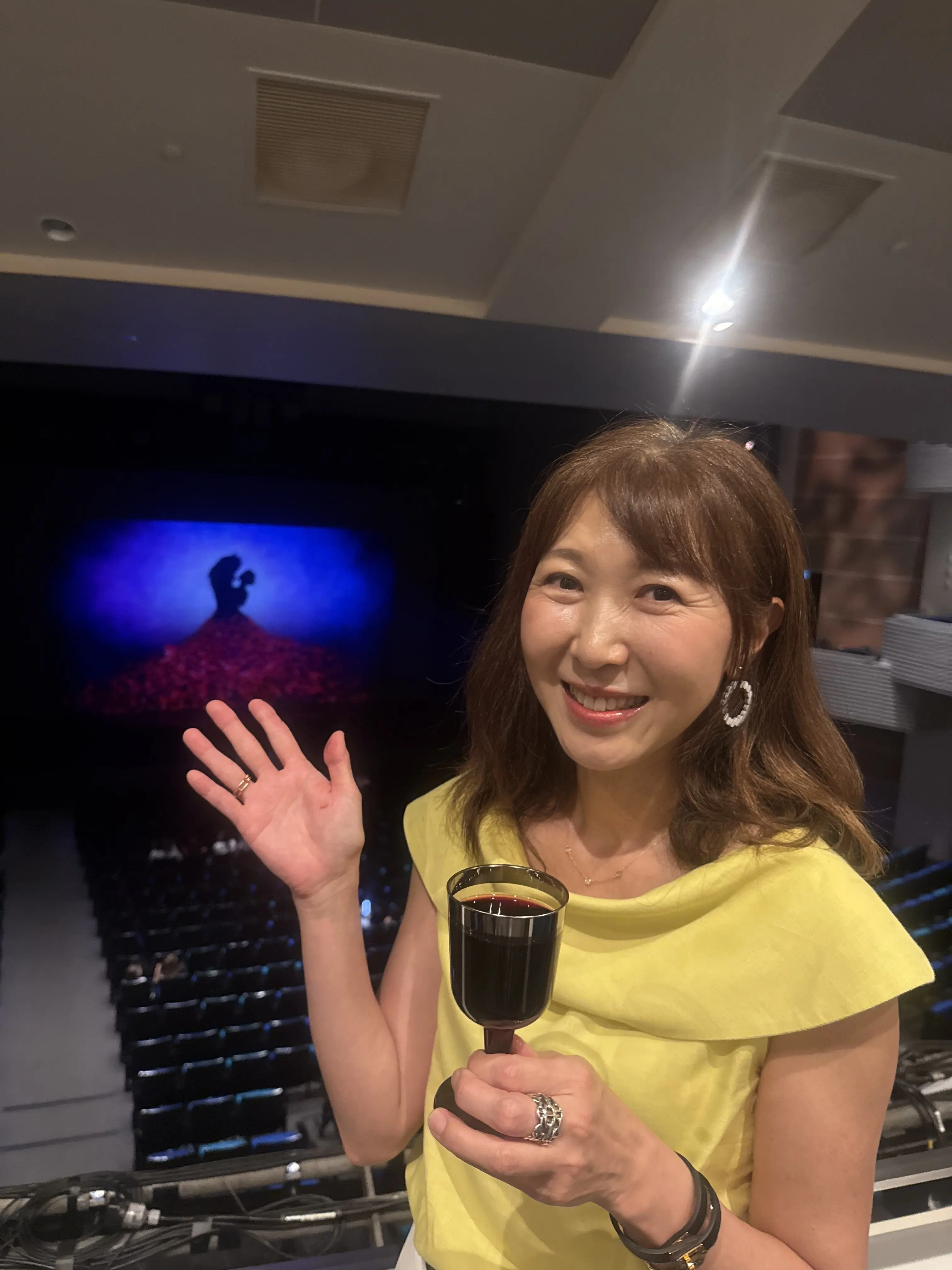 赤ワインを手に