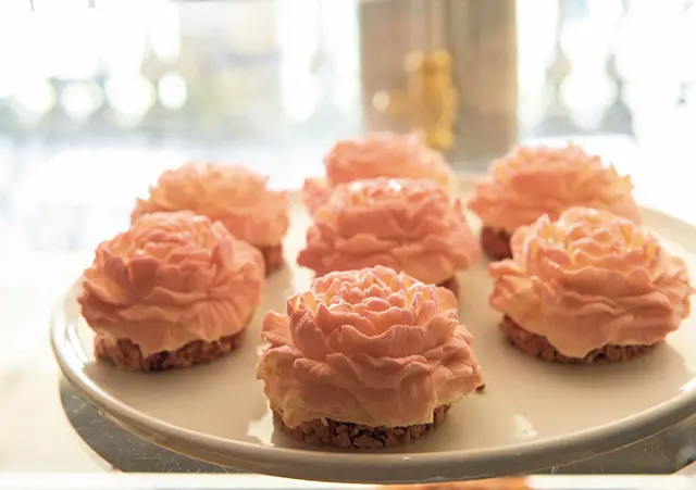 バラの形のケーキは美術館オリジナル。’24年＂The Wo rld’s Best Pastry Chef＂（The World’s 50 Best Restaurants）受賞のフランス人女性パティシエール、Nina Métayerによるもの