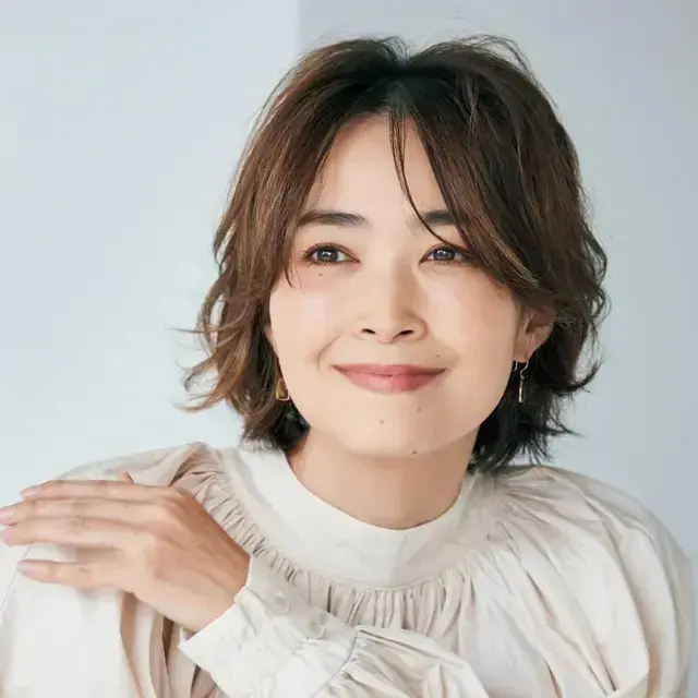 大人に似合うセンターパートが今っぽいショートボブ