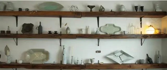 墨絵も描くオジャさんは「色彩に頼らず美を表現したい」と話す。小ぶりなオブジェはW75, 000〜、プレートはW250,000〜