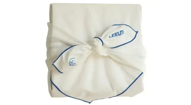 オプションでポシャギでの包装も。W15,000