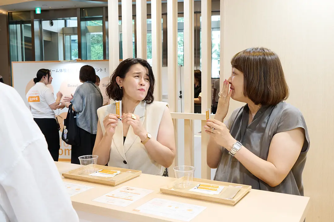 華組の水口宜子さん(左)と梅澤千佳子さん(右) リポC イベント 試飲 トライアルの様子
