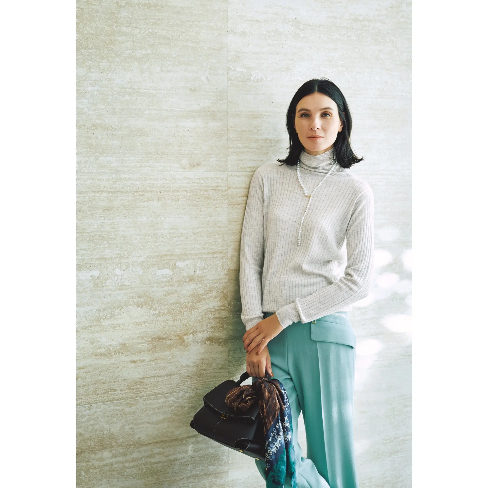ライトグレーのリブタートルニットにミントブルーのパンツを合わせたコーディネート　モデル・田沢美亜
