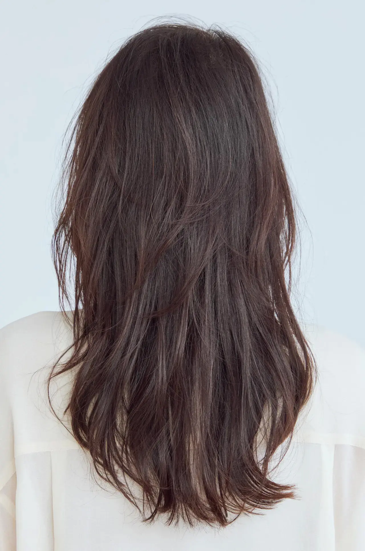 顔まわりのレイヤーで50代のロングヘアを豊かに、軽やかに！【50代髪型・ヘアスタイル】