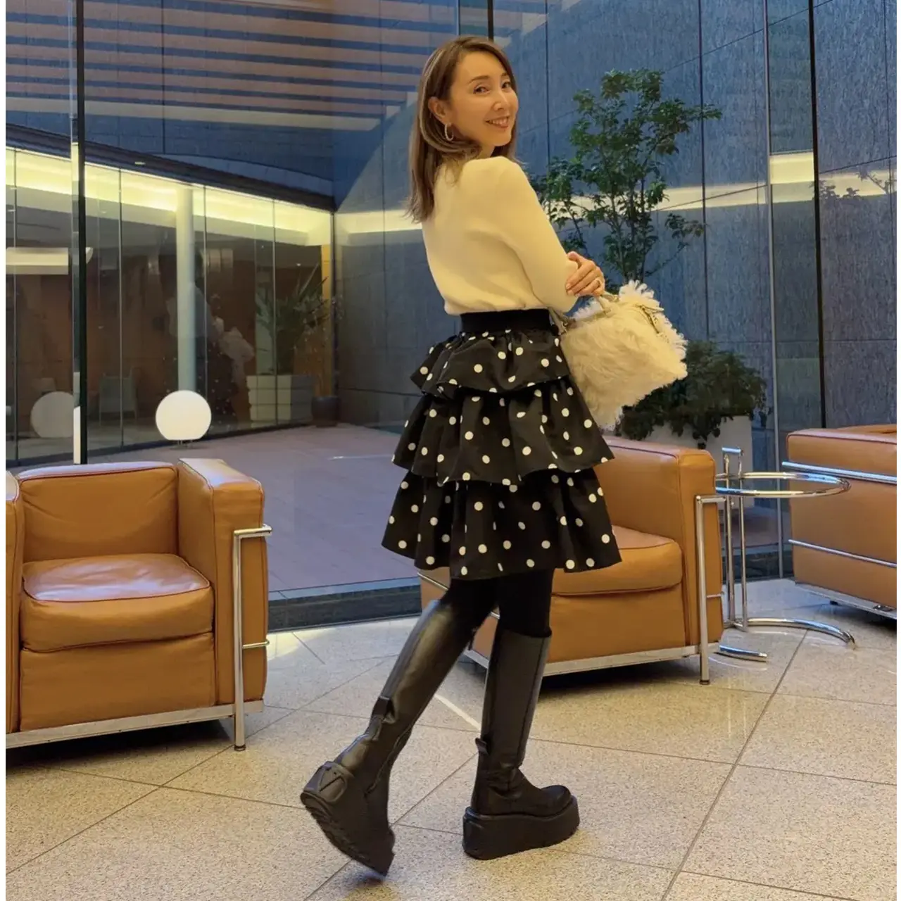 ファーバッグとミニスカートで大人可愛いスタイルに