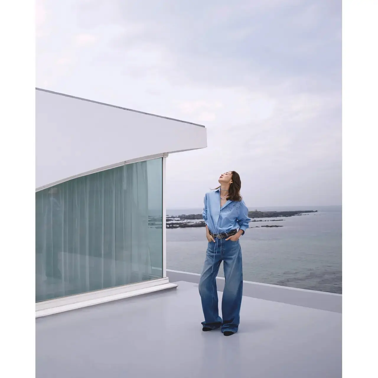 ライトブルーのシャツとウォッシュドデニムの組み合わせで、奥行きのあるワントーンを作る。気温26℃|10/19(日)【50代の毎日コーデ】