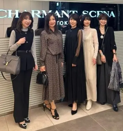 エクラ ジレセットアップ 50代からの同窓会コーデ】同窓会にふさわしい華やかさを演出