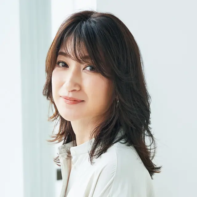 毛先の先細りカットで、重×軽ミディアムが実現【50代髪型・ヘアスタイル】