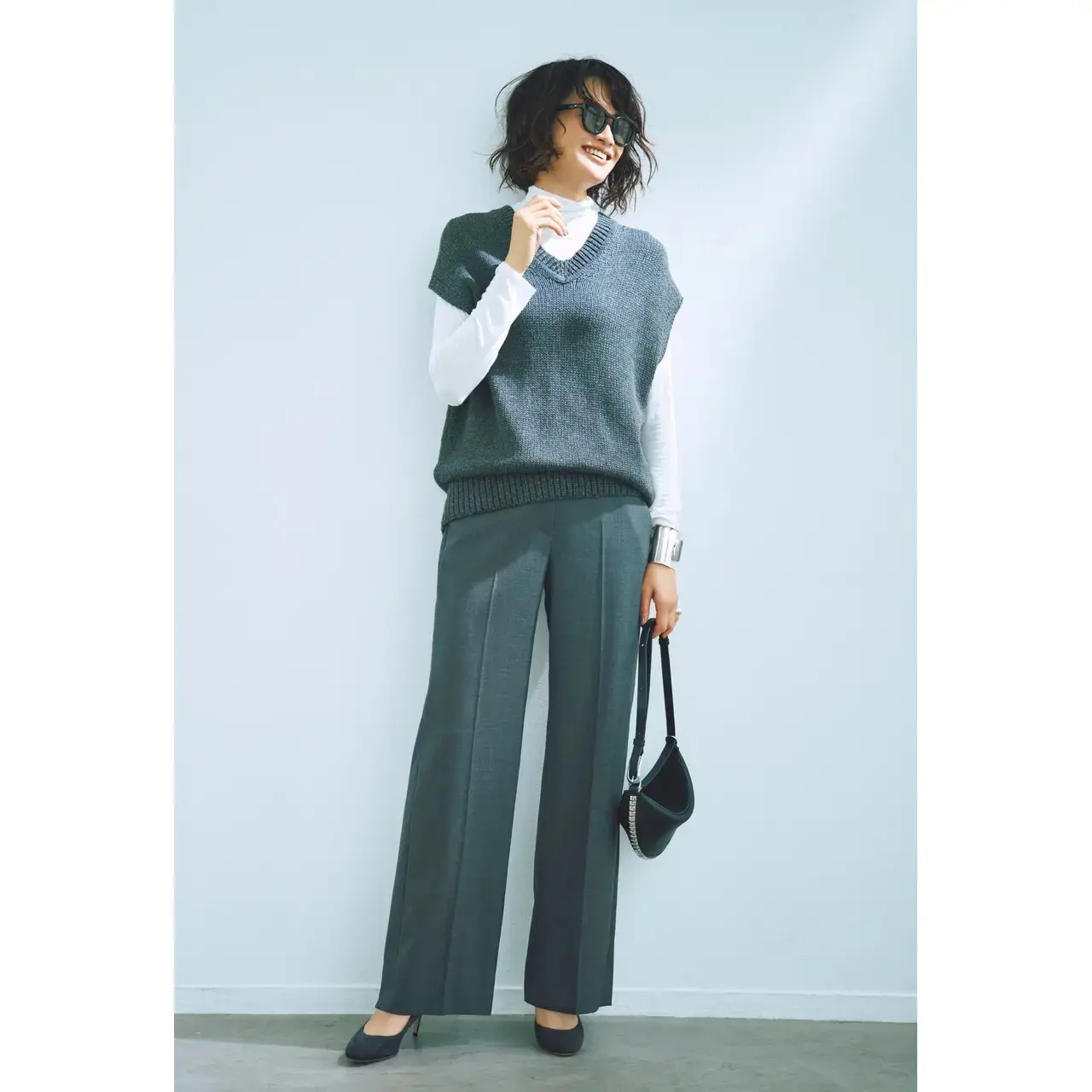 ニットベストとパンツをグレーでつないだIライン効果ですっきりとしたシルエットに。気温21℃｜10/28(火)【50代の毎日コーデ】